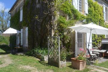 Gîte pour 3 personnes, avec piscine ainsi que jardin et terrasse, animaux acceptés à Sérignac