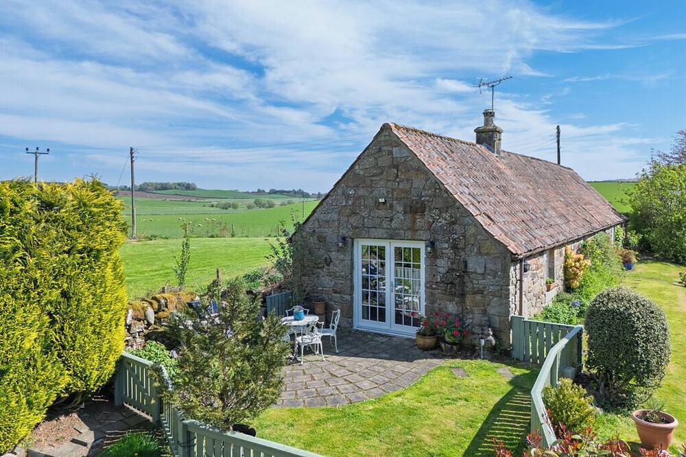 Wunderschönes, freistehendes 300 Jahre altes, komplett renoviertes Ferienhaus mit Blick auf die Landschaft in Perthshire