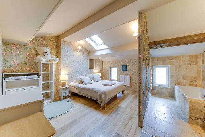 Location de vacances pour 10 personnes, avec terrasse et jardin, animaux acceptés à Lussac - 2