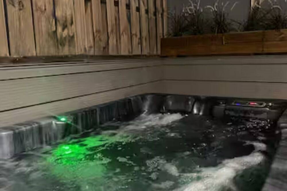 Intimate and exclusive penthouse cabin with jacuzzi, terrace and barbecue in Barcelona Centre, Barcelone