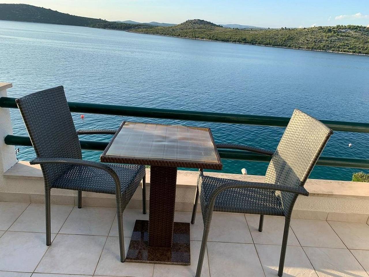 Ganze Wohnung, 1-Zimmer-Ferienwohnung am Strand Sparadici, Sibenik A-23591-d in Grebastica, Šibenik-Knin