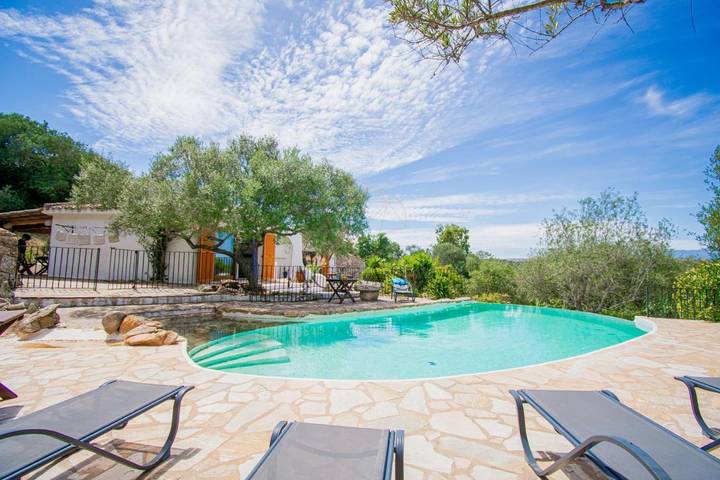 Location de vacances pour 7 personnes, avec terrasse et piscine ainsi que vue et jardin dans Plage De Maora - 2