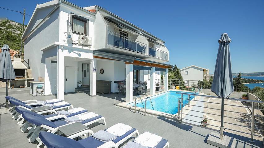 Ferienwohnung für 6 Personen, mit Garten und Pool sowie Terrasse in Starigrad