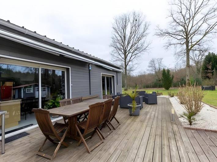 Location de vacances pour 7 personnes, avec terrasse et jacuzzi ainsi que jardin et piscine à Guécélard - 4