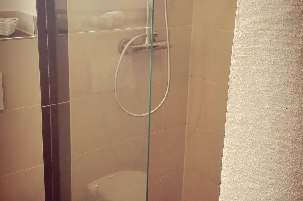 Ganze Wohnung, Ruhige, aber doch zentral gelegene,neu renovierte Ferienwohnung für 2-4 Personen in Bullay, Traben-Trarbach und Umbegung