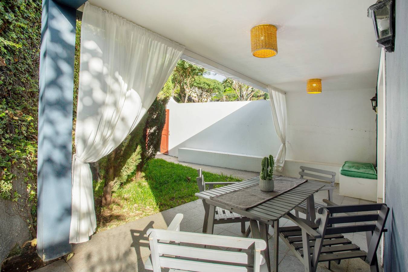 Maison de vacances 'Calheta Beach House T1' avec vue sur la montagne, terrasse privée et Wi-Fi in Calheta, Île de Madère