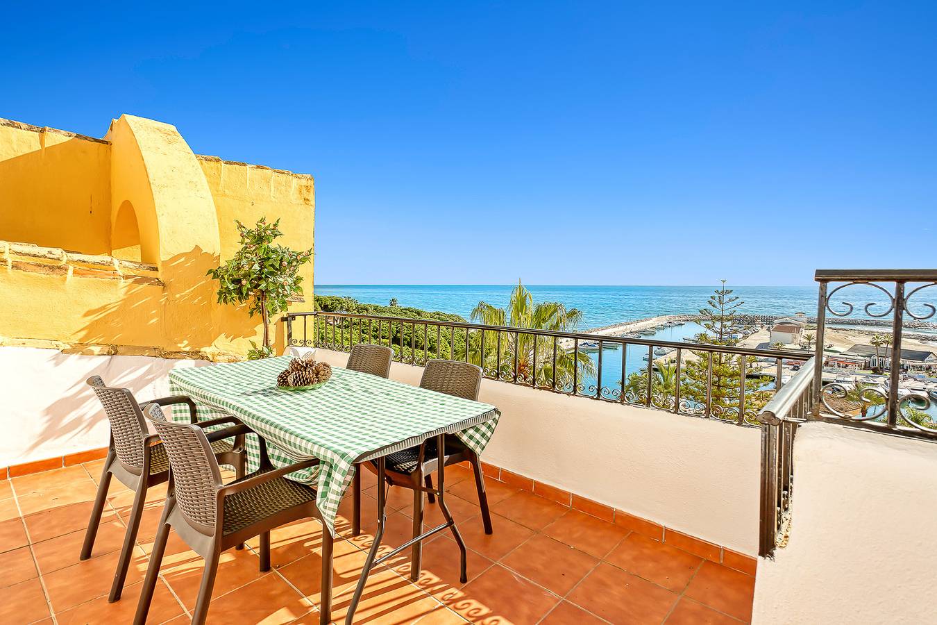 Geheel appartement, Vakantieappartement voor 4 personen met terras in Playa Cabopino, Marbella