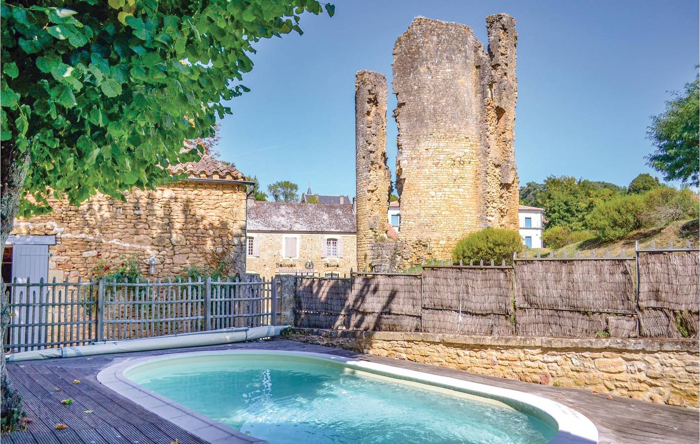 Oasis de jardin avec piscine, parking et WiFi - à 2 km de la ville ! in Val de Louyre et Caudeau, Périgord Pourpre