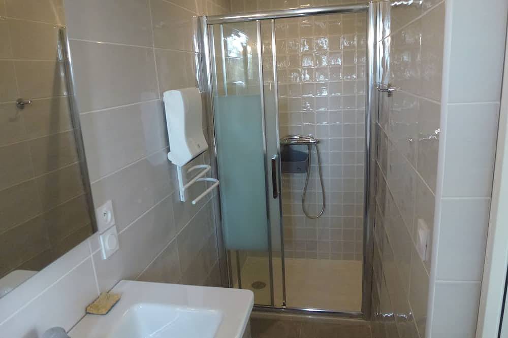 Appartement entier, Magnifique Studio  avec terrasse, vue piscine , mer à pied  14 min,  très calme in Six-Fours-les-Plages, Côte méditerranéenne (France)