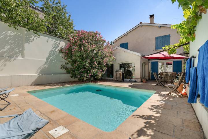 Bed and Breakfast 'Chambres D'hôtes Les Rosiers' with Shared Pool and Wi-Fi in Lyon, Lyon region