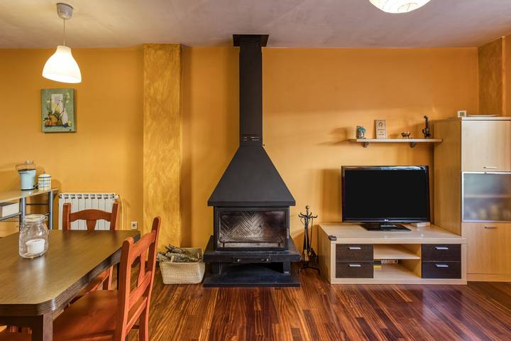 Entire apartment, Cal Tatanet Holiday Apartment in Sant Pau de Segúries, Catalan Pyrenees