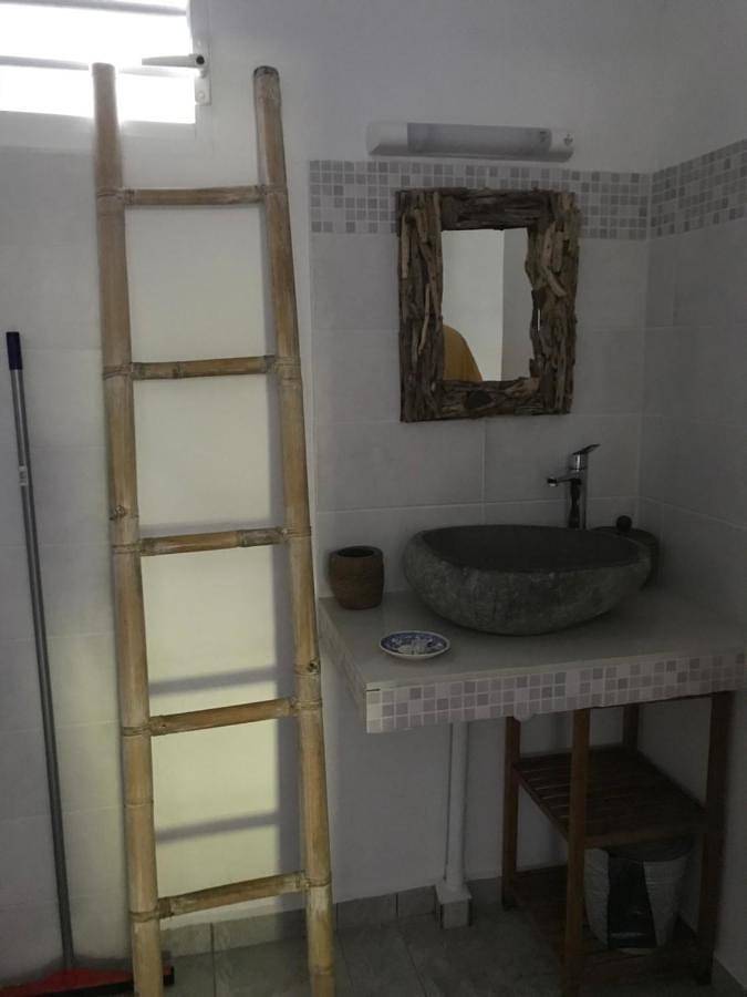 Location de vacances pour 2 personnes, avec vue ainsi que jardin et piscine à Grand-Bourg - 3