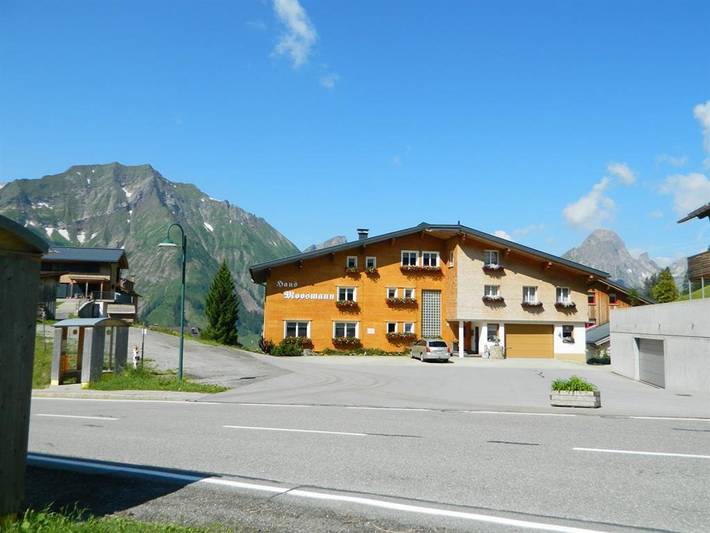Ferienwohnung für 4 Personen, mit Garten und Balkon, kinderfreundlich in Schröcken