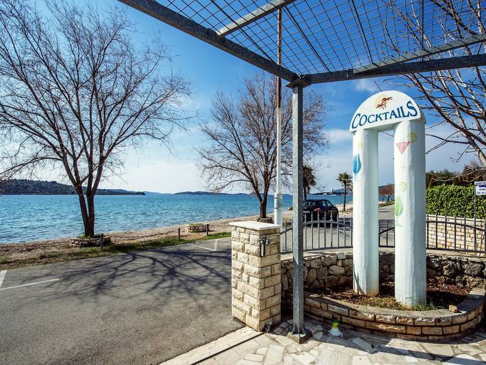 Ganze Wohnung, Moretti am Meer in der Nähe von Vodice und Strand in Srima, Šibenik-Knin