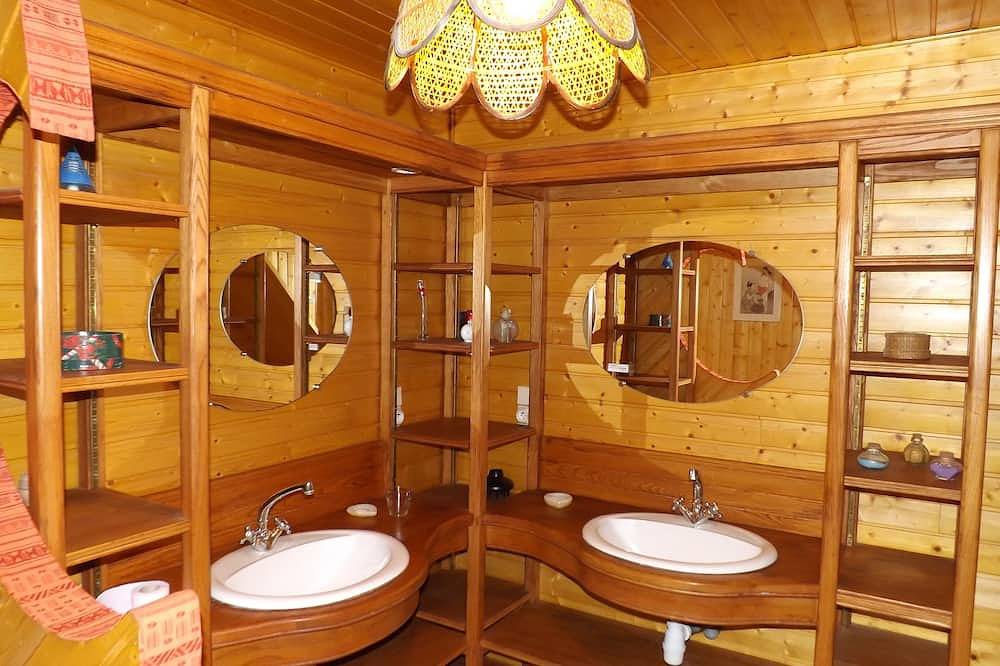 Gîte 100 m2  avec terrain clos,  ballades à partir du hameau secteur Issoire in Saint-Jean-Saint-Gervais, Parc Naturel Régional Livradois-Forez