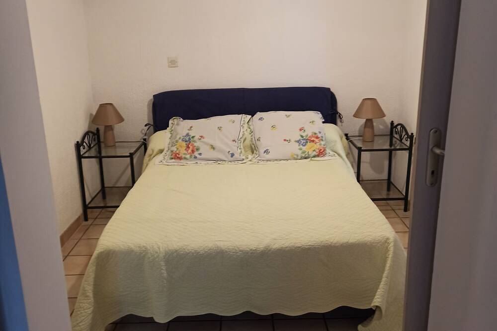 Petite Maison Avec 2 Chambres 3 Personnes Avec Terrasse Propriété Fermée in Calvi, Region de Calvi