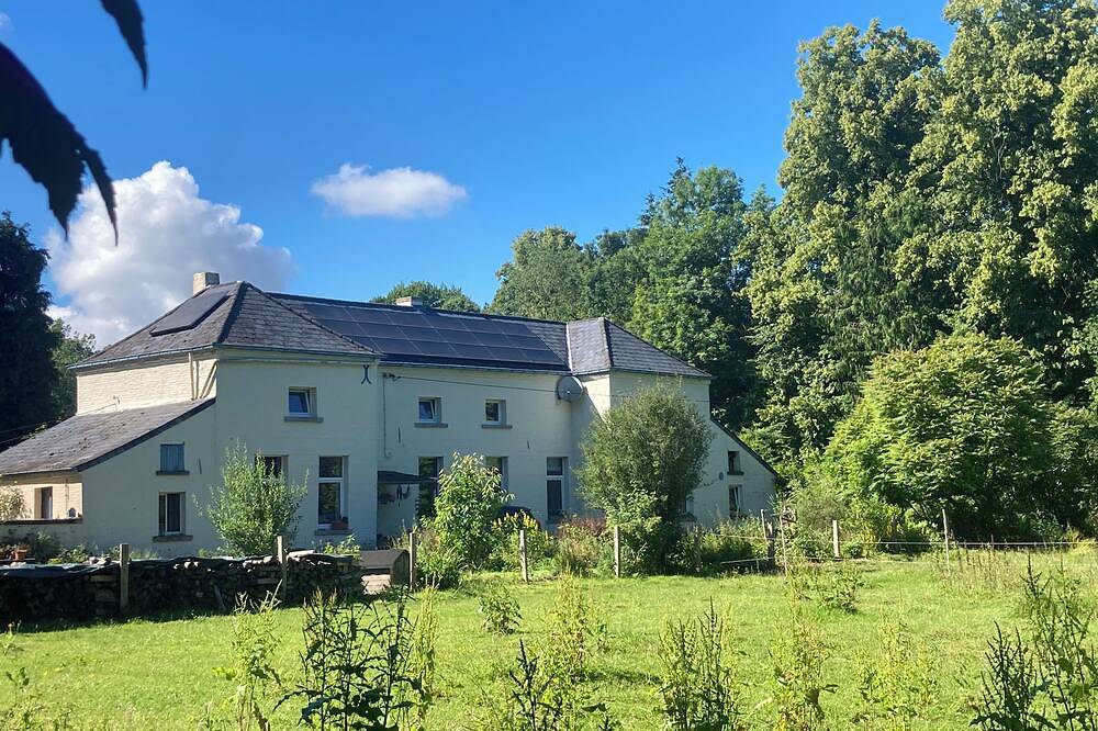 Nestled in a wood, 5 minutes from the E19 and E42 freeways in Hainaut