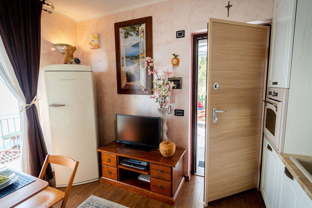 Entire apartment, Enjoyiseolake - Mantegna-garden with lake view and swimming pool in Comune di Parzanica, Lake Iseo