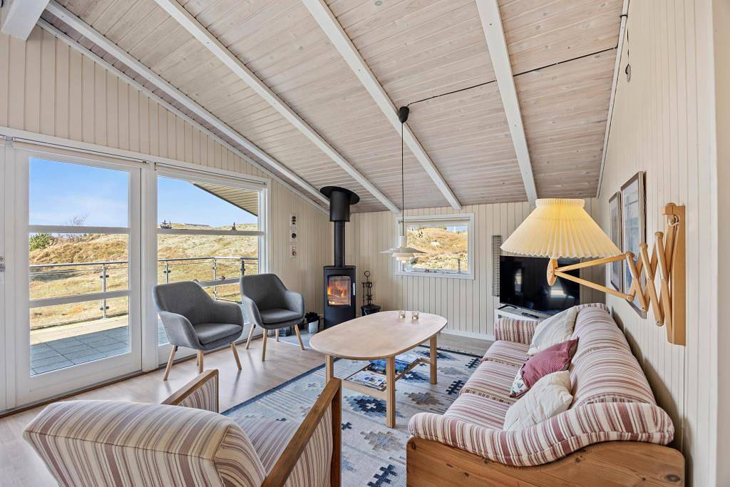 Hyggeliges Ferienhaus mit Kaminofen – Hund willkommen in Nordby, Rindby