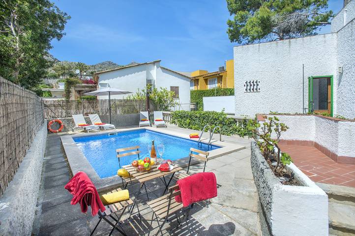 Gîte pour 8 personnes, avec vue et jardin, adapté aux familles à Cala Sant Vicenc - 2