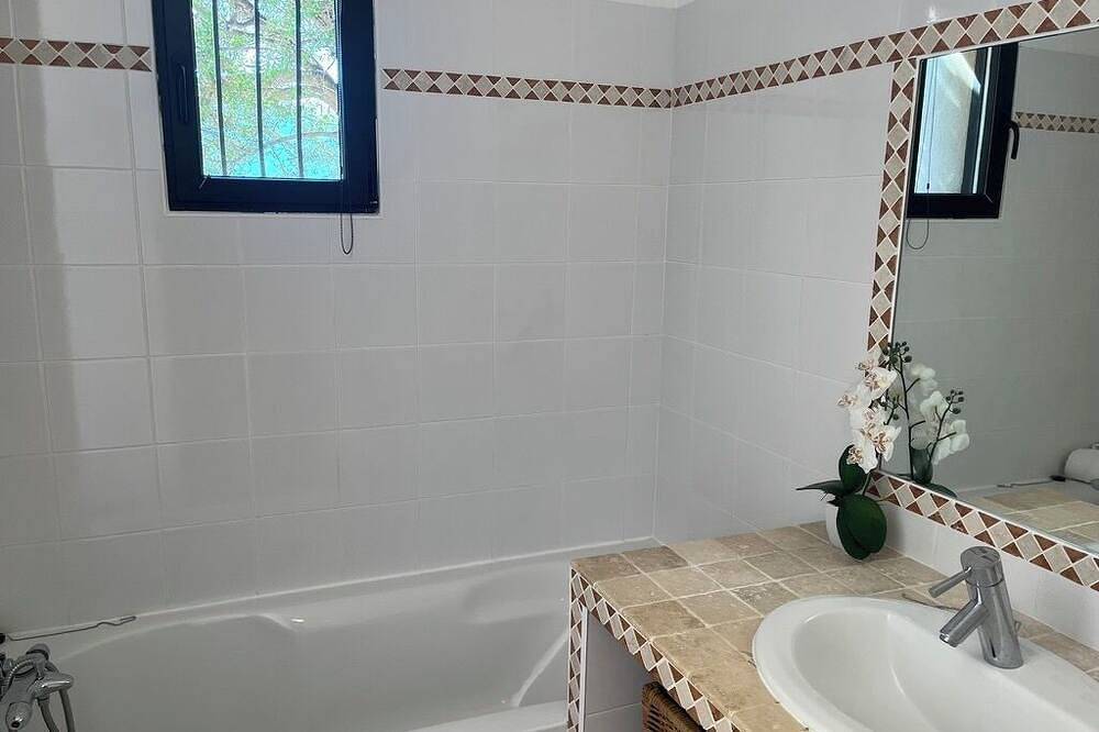Excepcional villa, con piscina infinita y sublime vista al mar. in Tiuccia, Casaglione