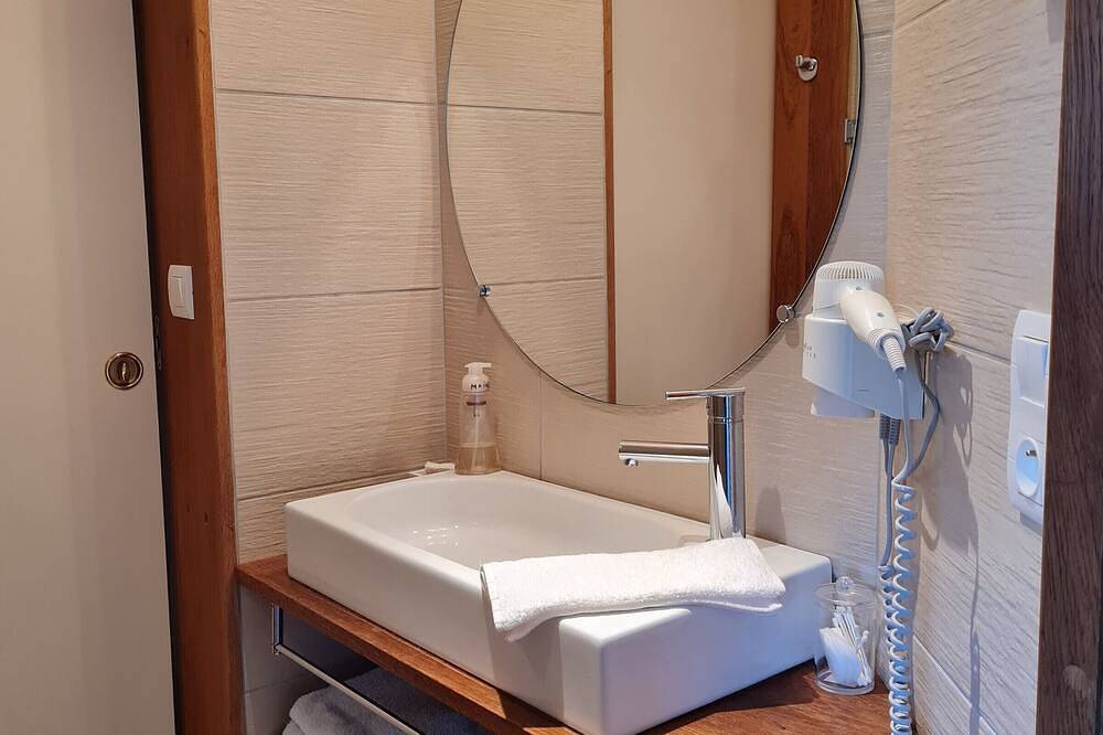 Chambre familiale au cœur de la nature avec jardin et piscine privée, idéale pour explorer le Loiret in Vitry-aux-Loges, Région d'Orléans