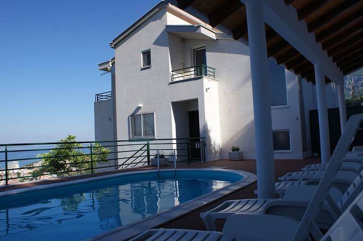 Ferienwohnung für 6 Personen, mit Balkon und Garten sowie Pool in Makarska