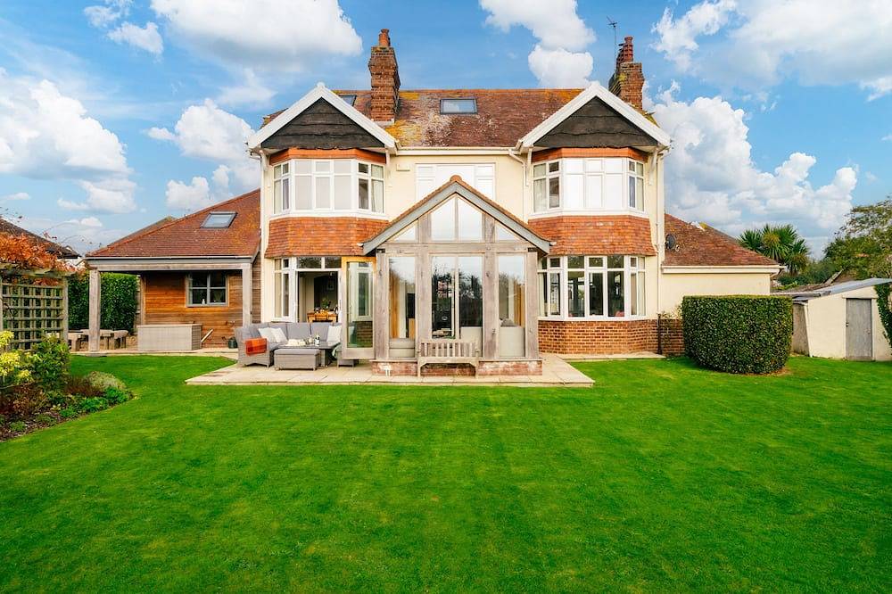 Coastal Family Escape with Castle Views in Deganwy, Conwy region