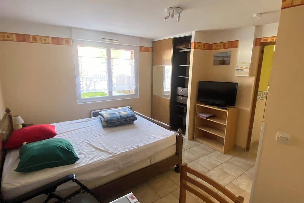 Entire apartment, Studio 700 metres from the spa in Saint-Amand-les-Eaux, Valenciennes region