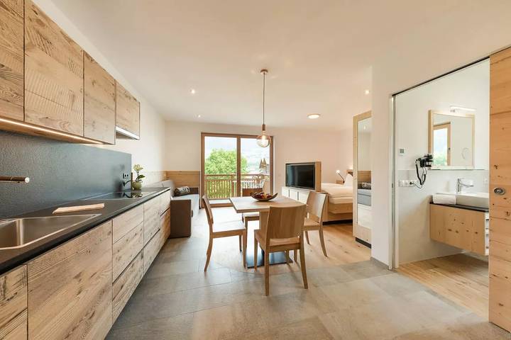 Apartamento inteiro, Apartamento 'Natur Suite Edelweisshof Ferdi' com vista montanha, jardim e Wi-Fi in Gufidaun, Klausen