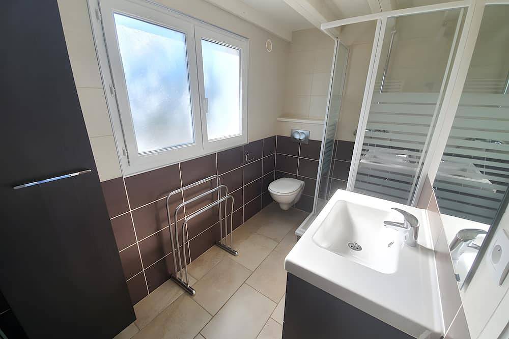 Gîte Papillon : maison de vacances avec vue sur la montagne, Wi-Fi et climatisation in Anduze, Parc national des Cévennes