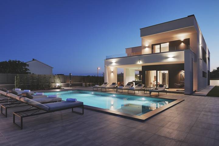 Villa für 10 Personen, mit Balkon/Terrasse und Garten sowie Pool und Sauna in Pula
