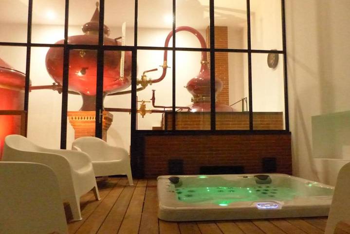 Location de vacances pour 2 personnes, avec Jacuzzi ainsi que Jardin et Sauna à Champagnolles