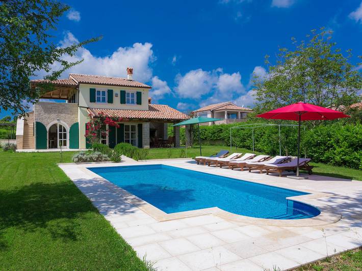 Ferienhaus für 8 Personen, mit Garten und Pool sowie Terrasse