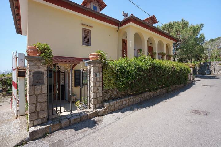 Appartamento intero, Appartamento 'Casa Mariateresa' con vista montagna, Wi-Fi e aria condizionata in Vico Equense, Sorrento Coast