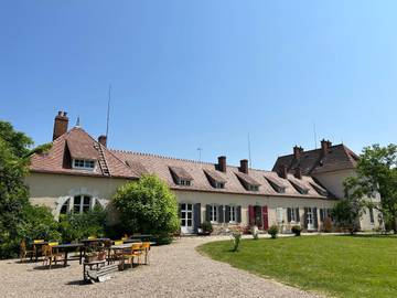 Chambre d’hôte pour 3 personnes, avec jardin ainsi que vue et piscine, animaux acceptés à Bayet