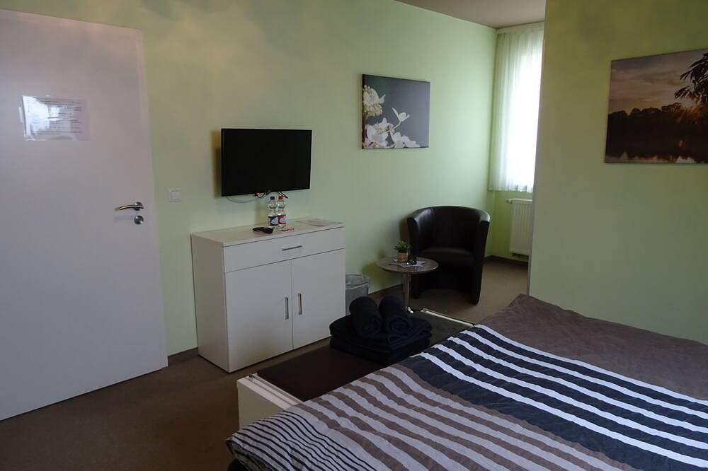 Apartamento entero, Quiet guesthouse with parking lot, Wlan and private bathrooms. Pets welcome. in Magdeburgo, Elbe-Börde-Heide