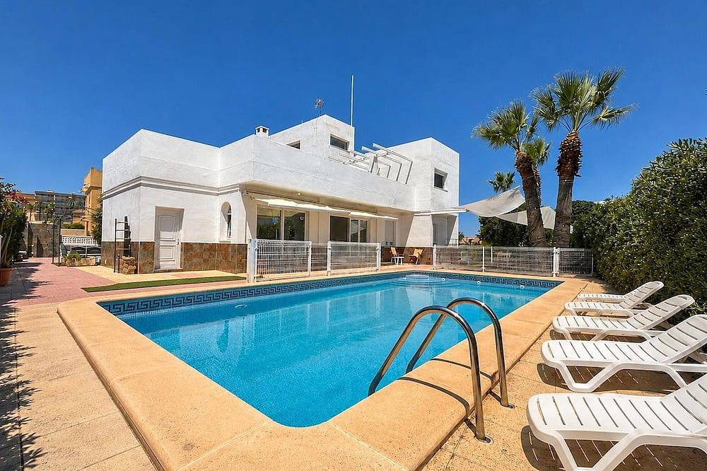 Cozy home in Cartagena with private swimming pool, can be inside or outside in La Manga del Mar Menor, Carthagène
