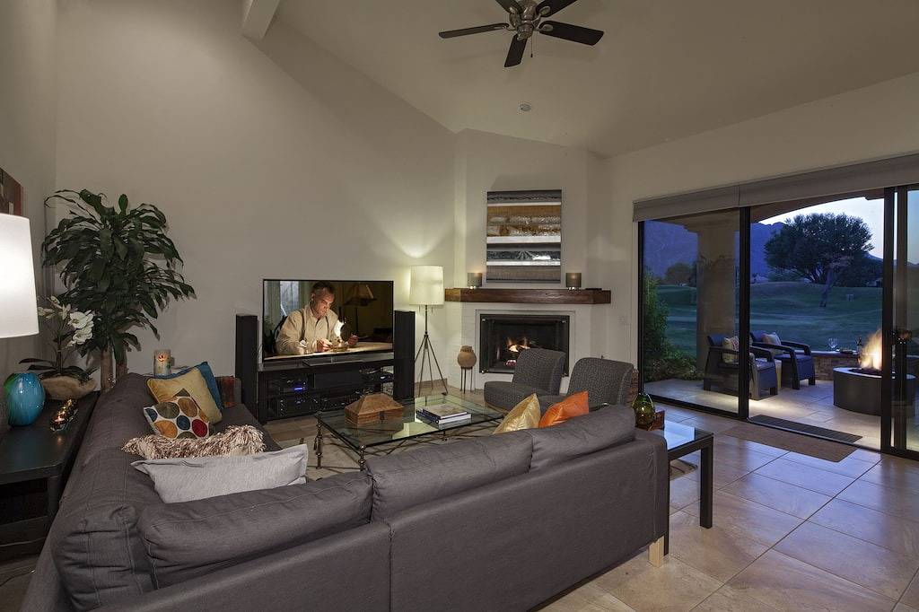 Ganze Wohnung, Luxus umgebaut Pga West Condo auf Tpc Stadium Course Blick auf die Berge, Golf Cart! in La Quinta (CA), Coachella Valley