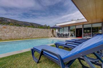 Location de vacances pour 6 personnes, avec vue ainsi que jardin et piscine dans Venade