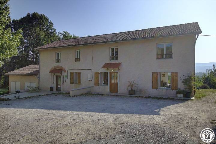 Gîte pour 13 personnes, avec jardin et terrasse, animaux acceptés