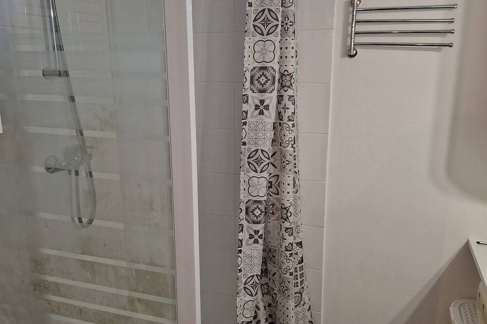 Entire apartment, Très Jolie Studio Pour Curiste au Cœur de la Station Thermale in Vals-les-Bains, Parc naturel régional des Monts d'Ardèche