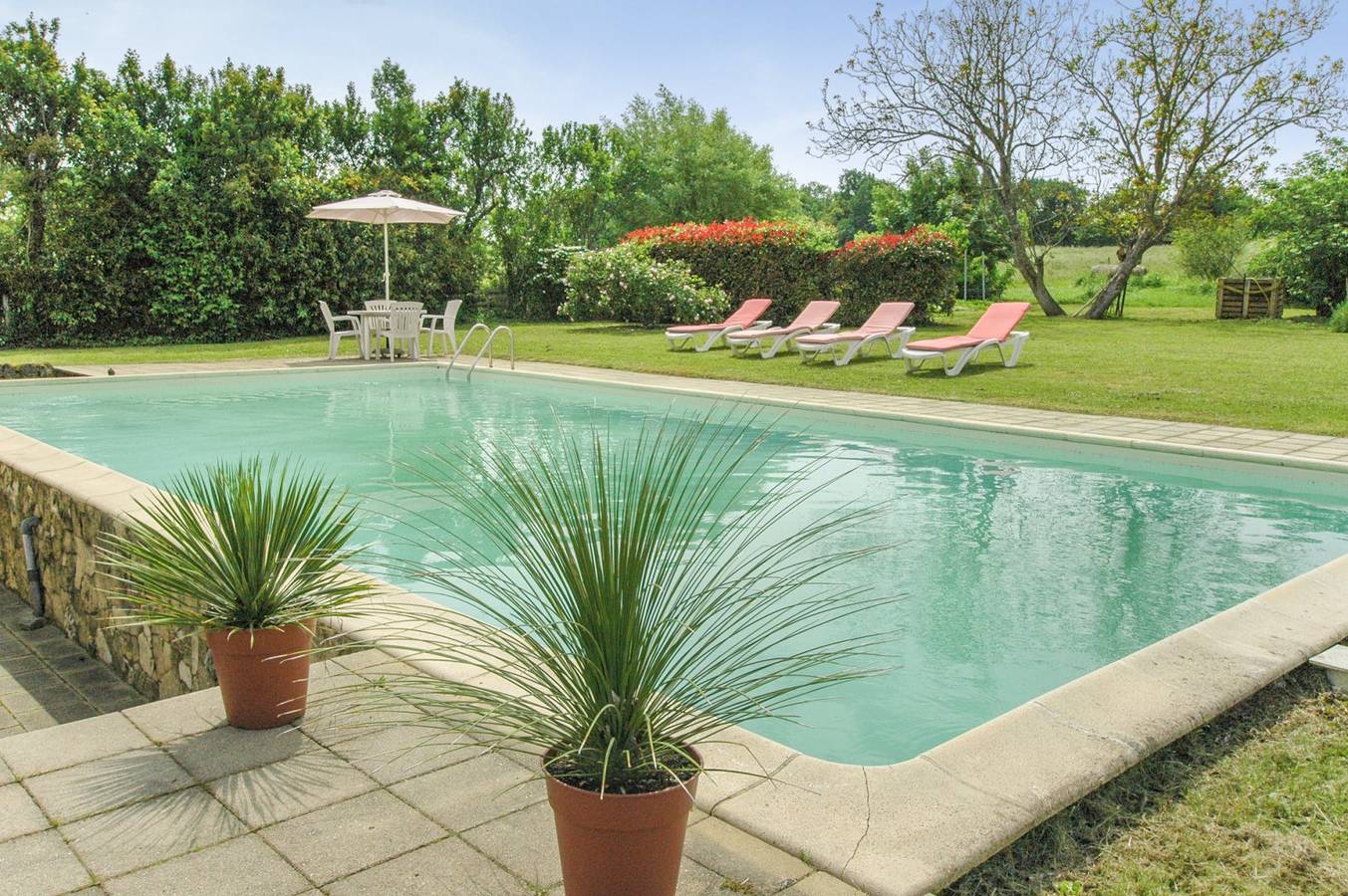 Gîte avec piscine privée et chauffée, ainsi qu'un grand jardin in Orignolles, Région de Jonzac