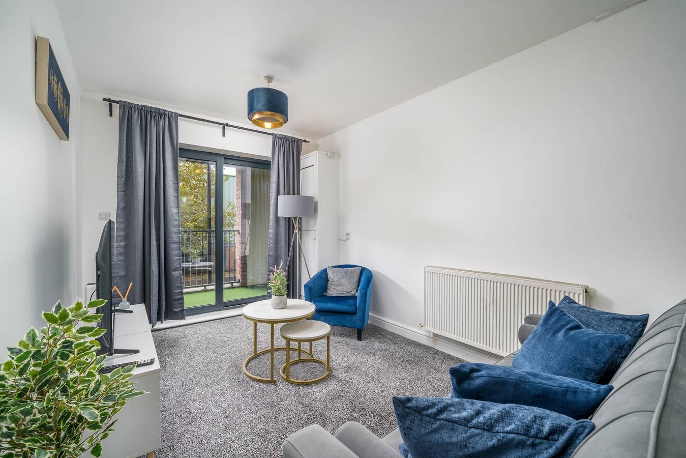 Entire vacation apartment, 3 Bed- Full Balcony - Closetoo2 & Excel in Newham, London