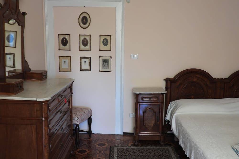 Garda lake Salò Luxury apartment old romantic family Villa, terrace garden in Salò, Gardasee-Berge
