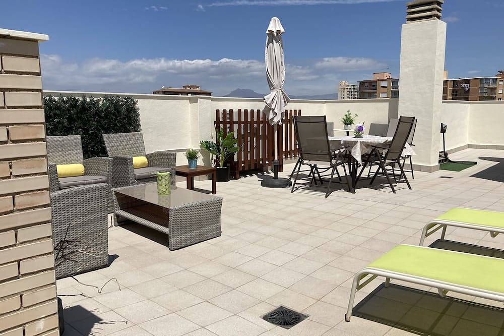 Entire apartment, Penthouse With Large Terrace, Sea Views, One Step From The Beach And Wifi in El Barrio, San Juan Playa