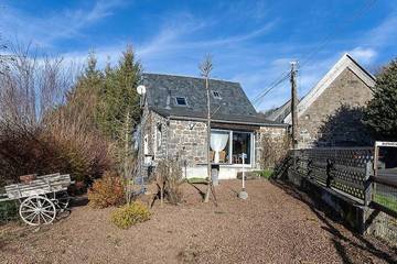 Gîte pour 4 personnes, avec jardin et balcon à Rochefort-Montagne