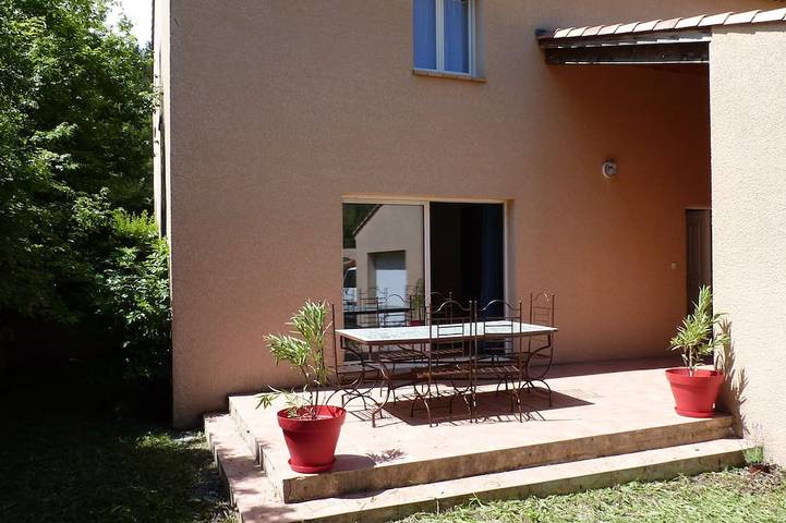 Villa pour 8 personnes, avec terrasse ainsi que jardin et jacuzzi