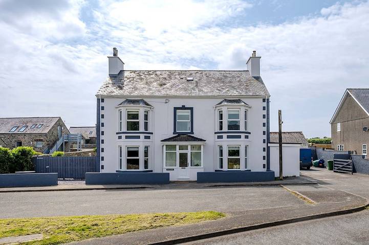 Cottage for 18 people, with garden and hot tub, with pets on the Isle of Anglesey