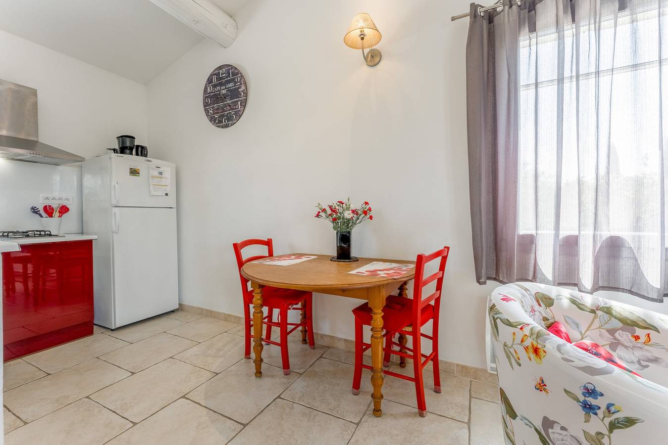 Ganzes Studio, Studio „Gîte le Petit Luberon - Coquelicot“ mit Bergblick, Wlan und Klimaanlage in Cabrières-d'Avignon, Regionaler Naturpark Luberon